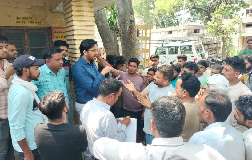 कासगंज: विद्युत कटौती के विरोध में सड़कों पर उतरे लोग, ग्रामीणों ने आक्रोश जताकर बिजली घर का किया घेराव