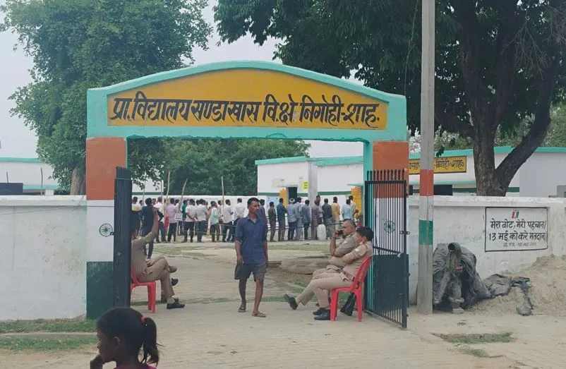 शाहजहांपुर: दगा दे गईं ईवीएम, ठप रहा मतदान
