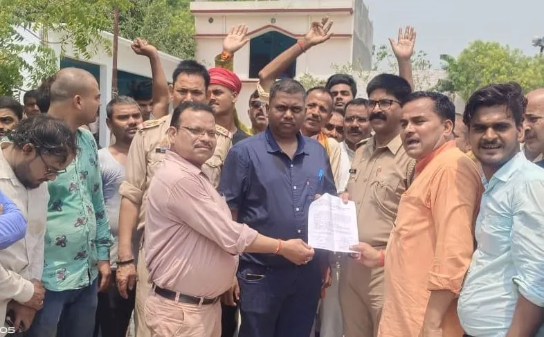 लखीमपुर-खीरी: देवी देवताओं पर आपत्तिजनक टिप्पणी से गुस्सा, व्यापारियों ने बंद किया बाजार