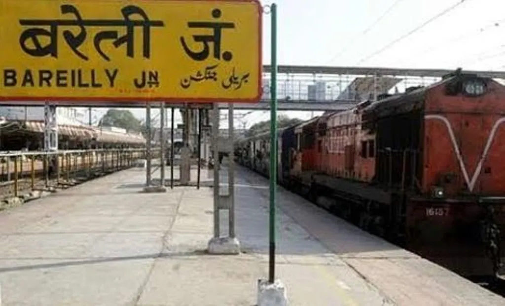 Bareilly News: राजधानी एक्सप्रेस का एसी खराब, जंक्शन पर हंगामा