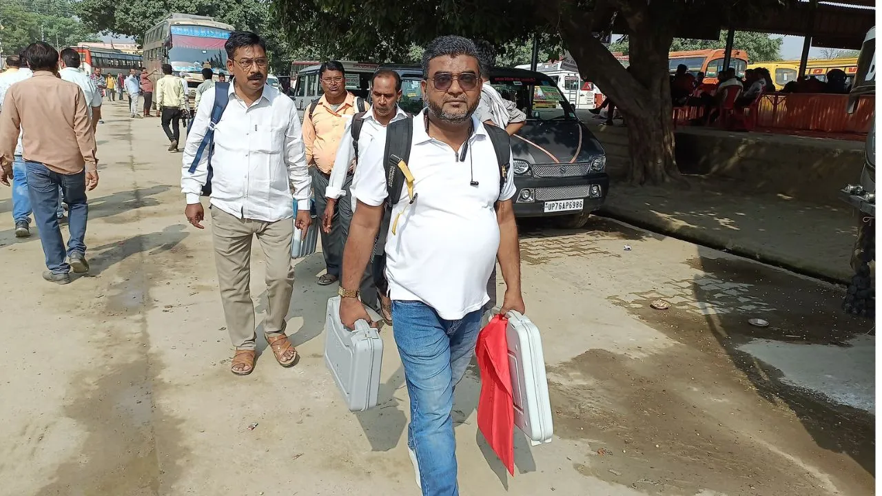 Lok Sabha Election 2024: फर्रुखाबाद में लोकसभा चुनाव के लिए डीएम ने रवाना की पोलिंग पार्टियां, बोले- निर्भय होकर निष्पक्ष मतदान कराएं अधिकारी 