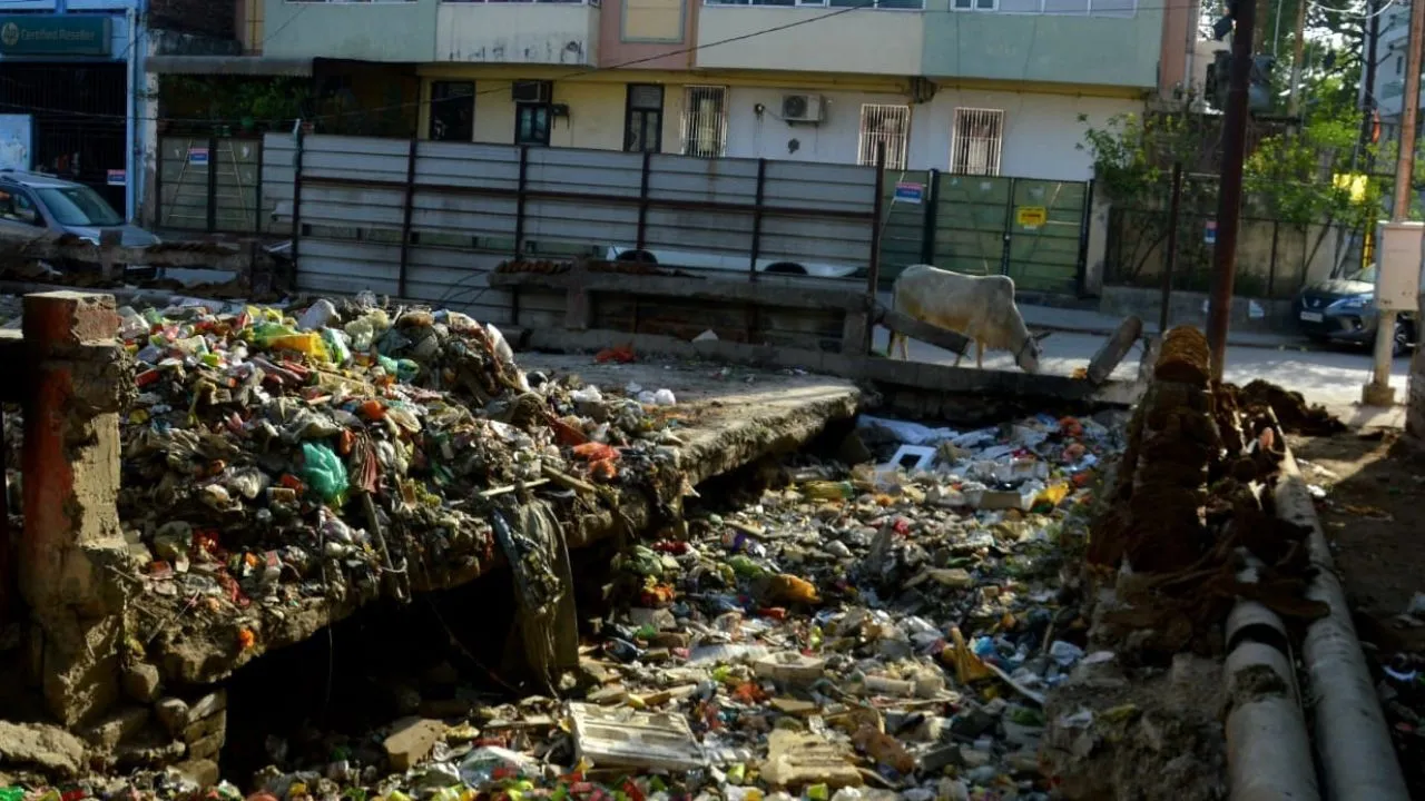 Kanpur: नाला सफाई की धीमी चाल, बारिश में होगा बुरा हाल...सीसामऊ नाले में पटी गंदगी, दूसरे भी साफ नहीं