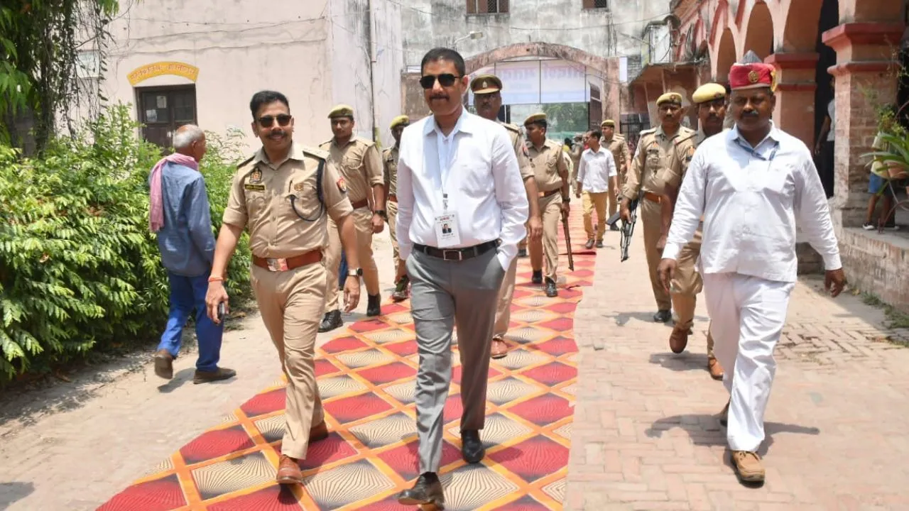 Lok Sabha Election 2024: शांतिपूर्ण एवं निष्पक्ष मतदान कराने के लिए अधिकारियों ने मतदान केंद्रों का किया निरीक्षण