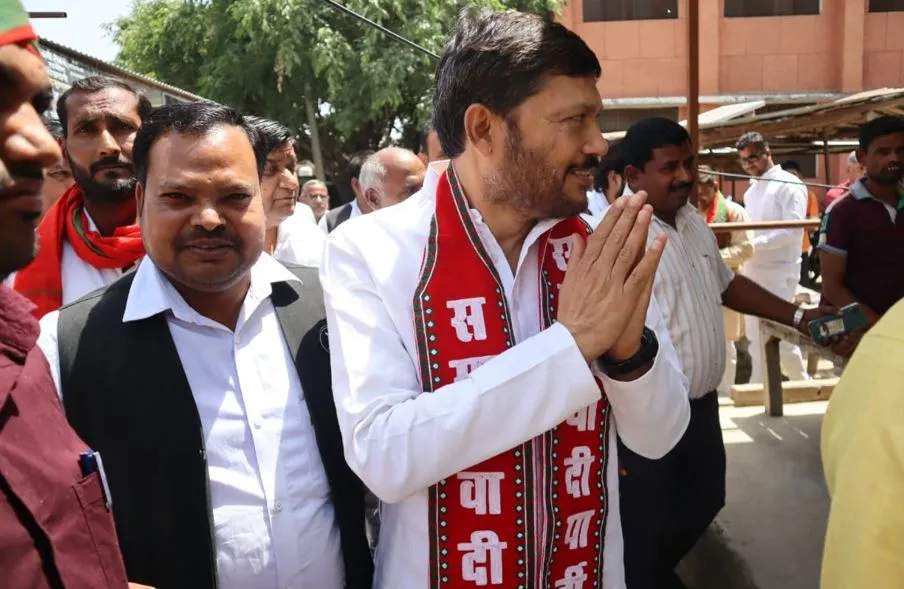 Bareilly News: चुनावी भ्रमण के दौरान बोले नीरज मौर्य, बीजेपी सांसद को माफ नहीं करेगी जनता