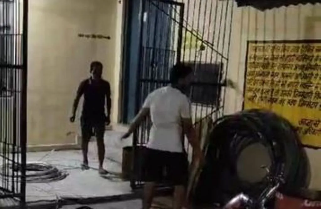 Bareilly News: सुभाष नगर उपकेंद्र पर आक्रोशित लोगों ने की तोड़फोड़, पुलिस फोर्स को किया गया तैनात