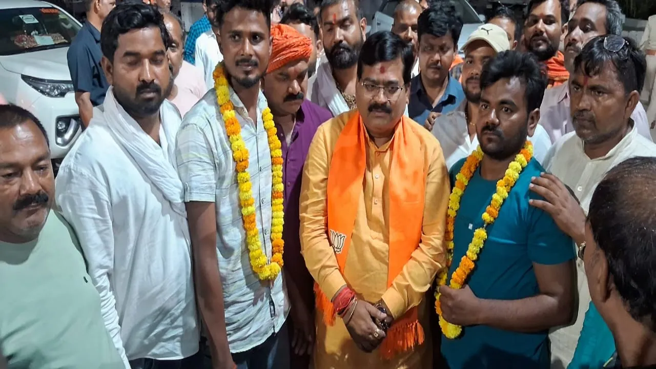 प्रतापगढ़:  पथराव करने वाले युवकों को सांसद ने थाने में पहनाई माला,महिला एसओ से नोंक-झोंक