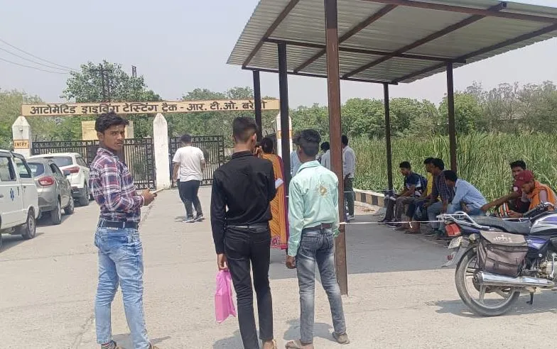 Bareilly News: ड्राइविंग टेस्ट के लिए आवेदकों की लगी लाइन, हंगामा
