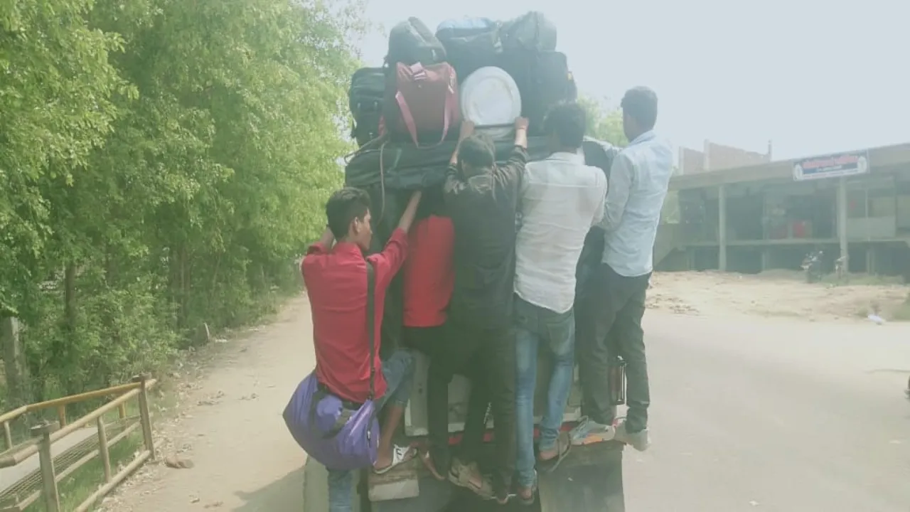 गोंडा: टैक्सी के पायदान पर लटककर होता है गोंडा से उतरौला का सफर