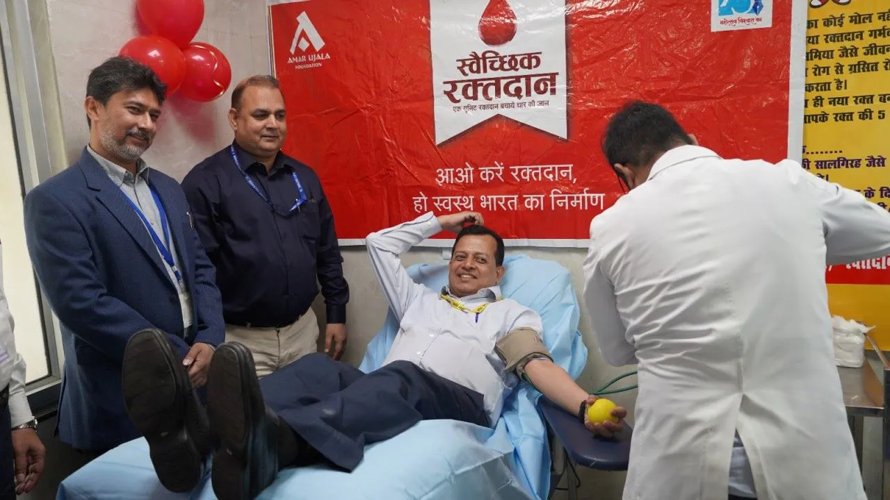 लोहिया संस्थान: प्रमुख सचिव पार्थ सारथी सेन शर्मा ने किया रक्तदान, कहा- थैलेसीमिया का इलाज संभव, घबरायें नहीं