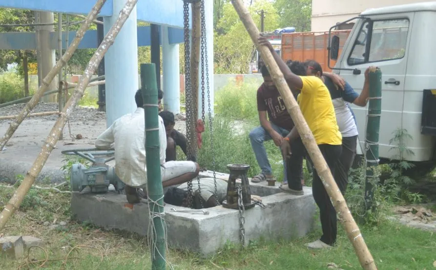 पीलीभीत: चार साल में ही जर्जर होने लगीं पानी की टंकियां, लाइन भी हो रही लीकेज...डायरेक्ट दी जा रही सप्लाई 