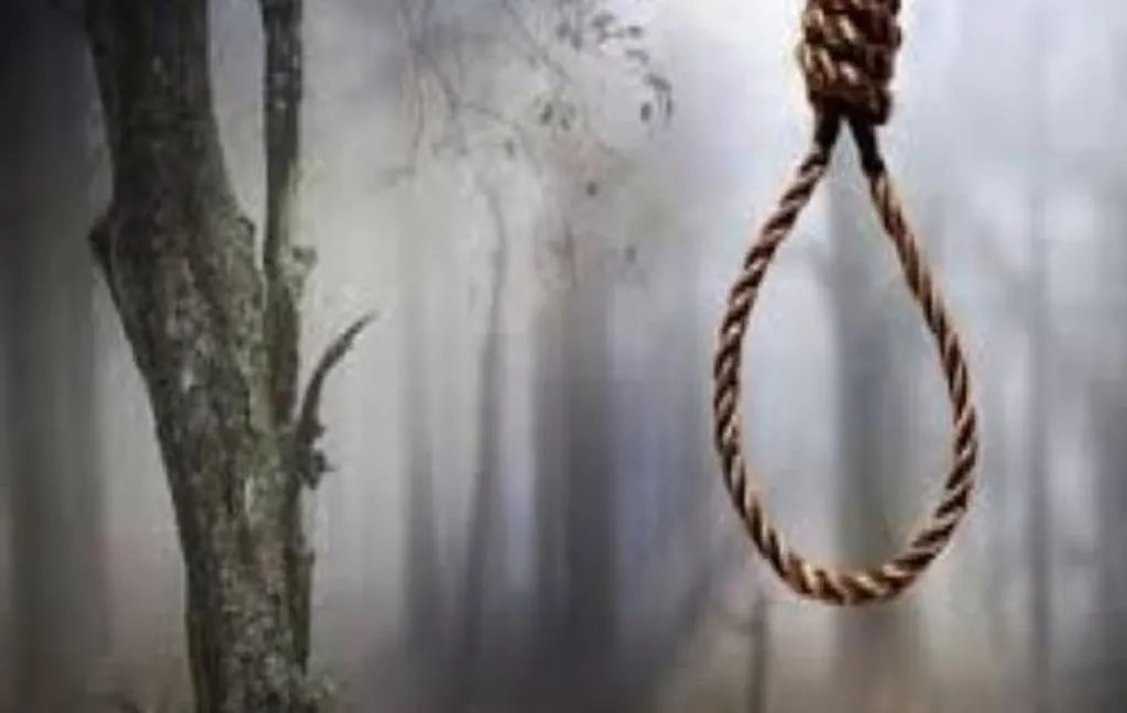 लखीमपुर-खीरी: संदिग्ध हालत में पेड़ से लटका मिला ग्रामीण का शव, परिवार में मचा कोहराम  