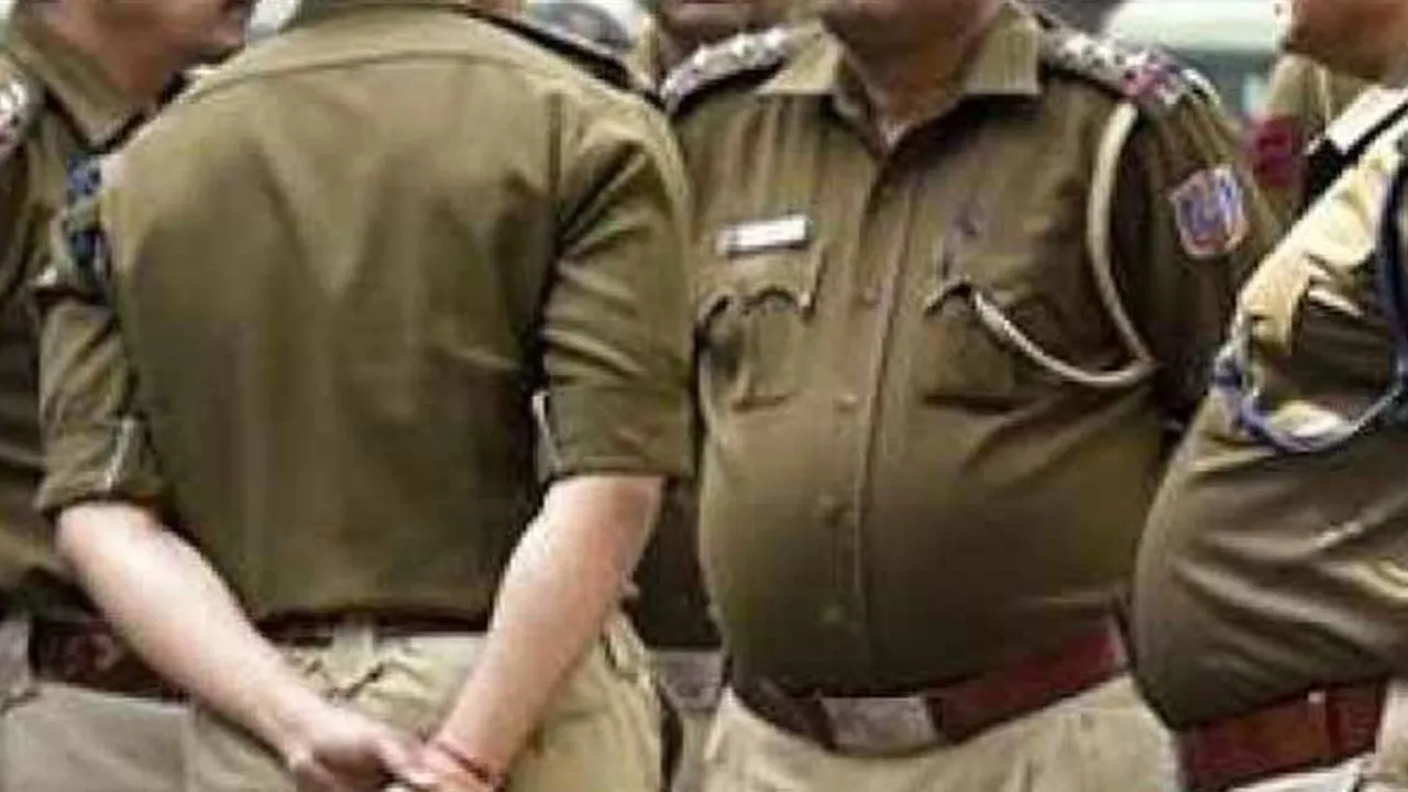 Kanpur: चौकी प्रभारी से दबंगों ने की अभद्रता, सिपाही से हाथापाई फिर पुलिसकर्मियों को धक्का देकर हुए फरार
