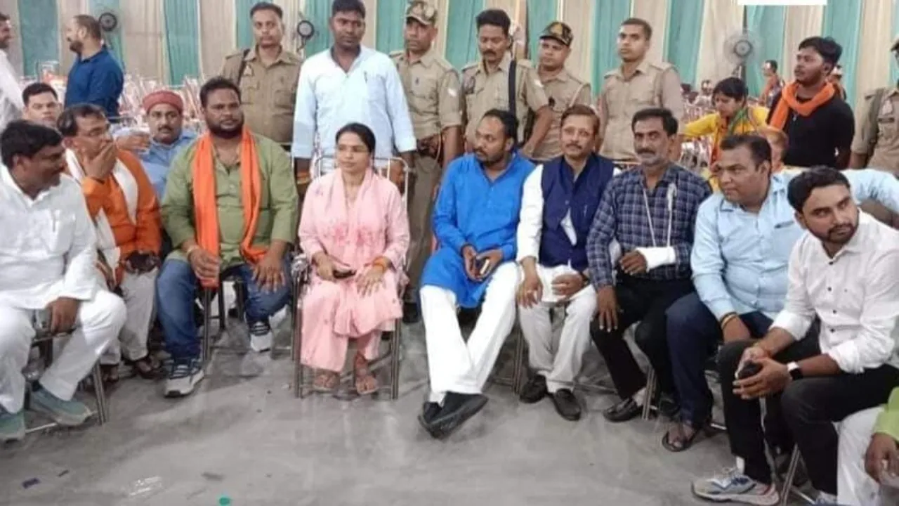  प्रयागराज : भाजपा का प्रचार करने निकली चायल की सपा विधायक पूजा पाल, सपा को बड़ा झटका