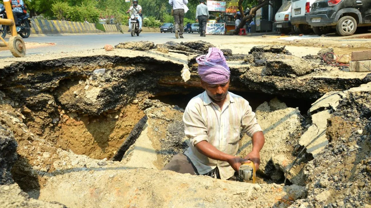 Kanpur: खोदाई कार्य के दौरान टूटी थी पेयजल लाइन, भीषण गर्मी में 12 मौहल्ले पानी को तरसे, कल से जल आपूर्ति होगी सामान्य 