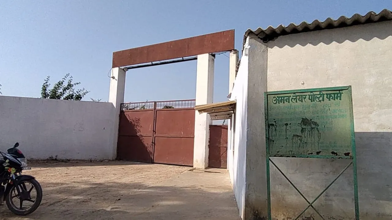 Unnao News: चुनाव बहिष्कार की घुड़की आई काम, बंद कराया गया पोल्टी फार्म हाउस 