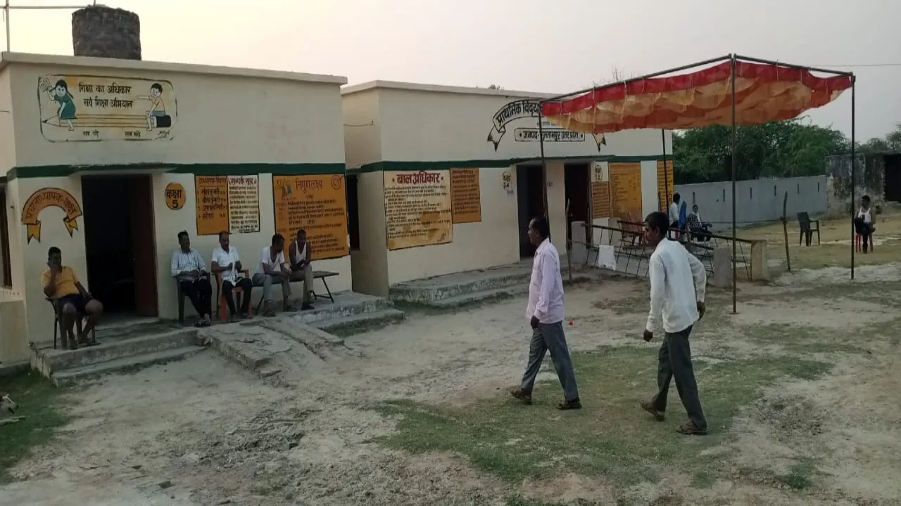 सुलतानपुर :  मतदान केंद्रों पर पहुंची पोलिंग पार्टियां