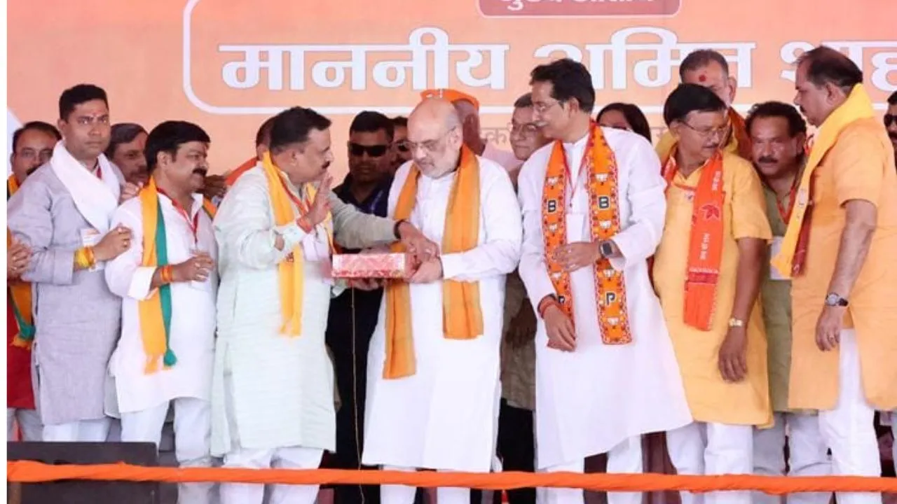 UP: जनसभा में उमड़ रही भीड़ आपकी मेहनत कि दे रही गवाही, जनसभा के दौरान गृहमंत्री अमित शाह ने क्षेत्रीय अध्यक्ष प्रकाश पाल से कही  