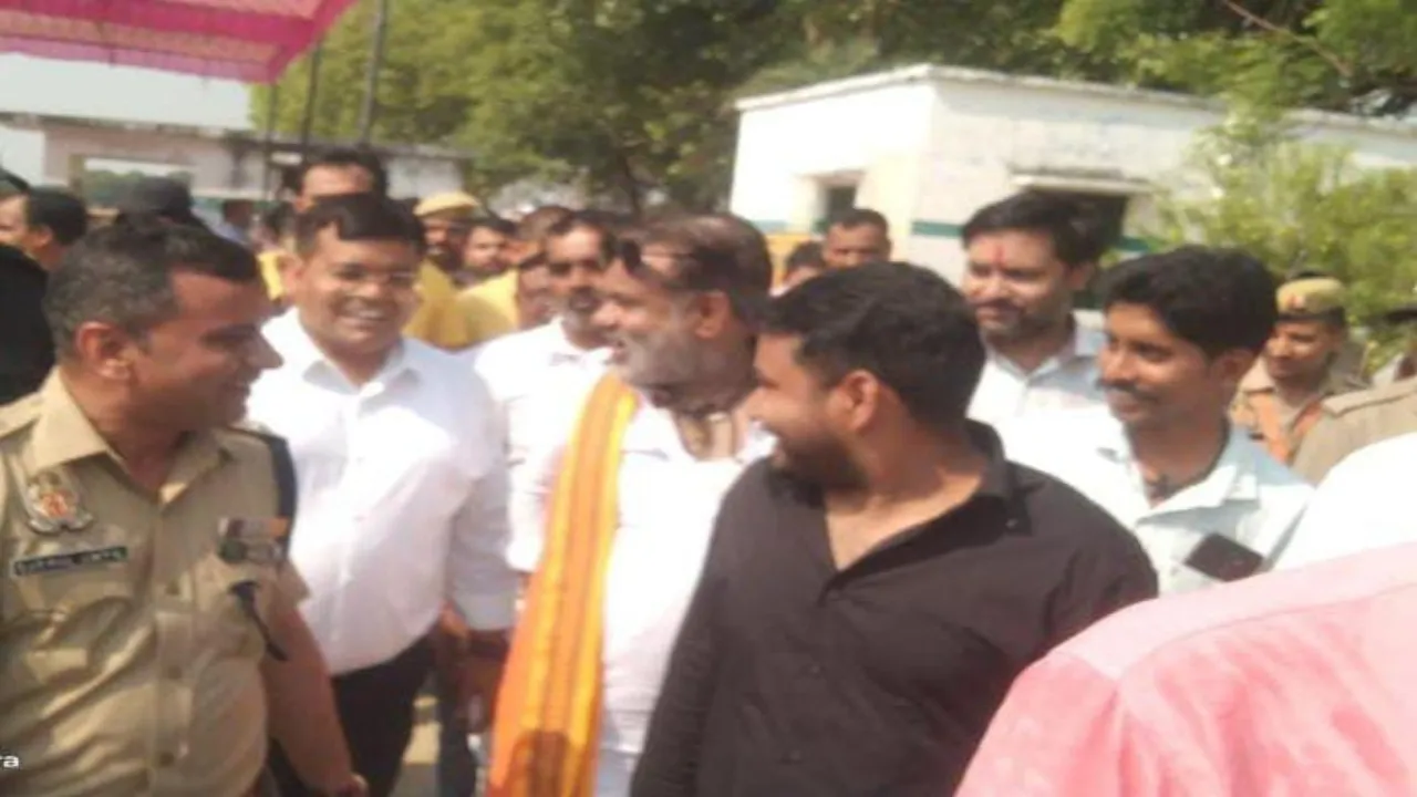 प्रतापगढ़ : डीएम,एसपी के मनव्वल के बाद माने वोटर,तीन बजे किया मतदान