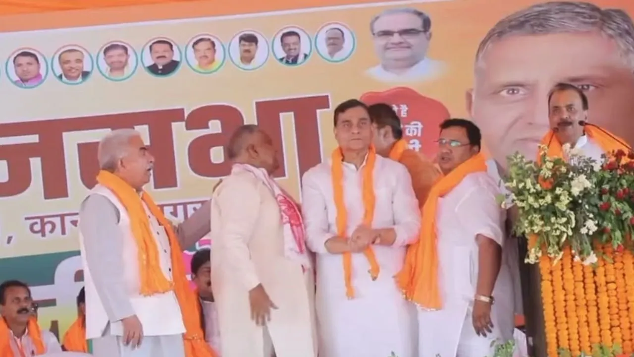 Kanpur: कांग्रेस के दिग्गज नेता श्रीप्रकाश जायसवाल के भाई प्रमोद जायसवाल ने थामा भाजपा का दामन, राकेश सचान ने पहनाया BJP का पटका