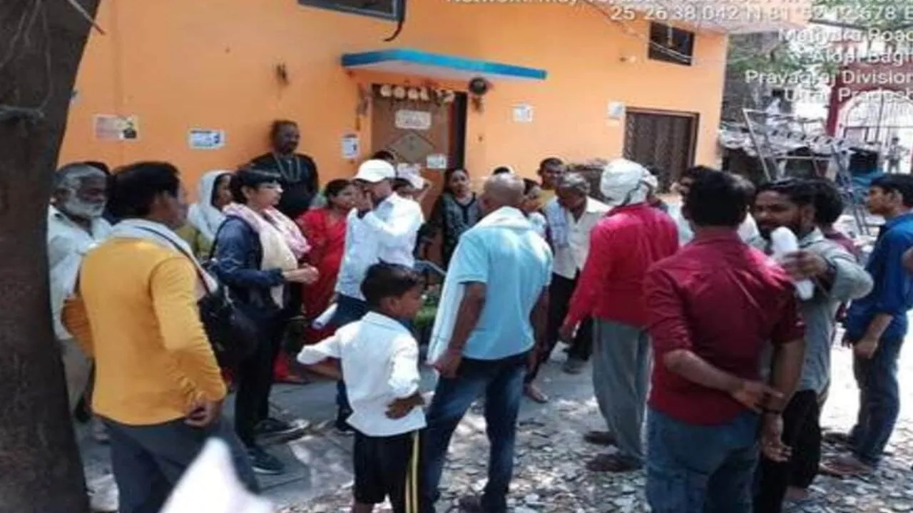 प्रयागराज : अलोपशंकरी मंदिर परिसर में रह रहे 33 परिवारों के घरों पर चस्पा नोटिस