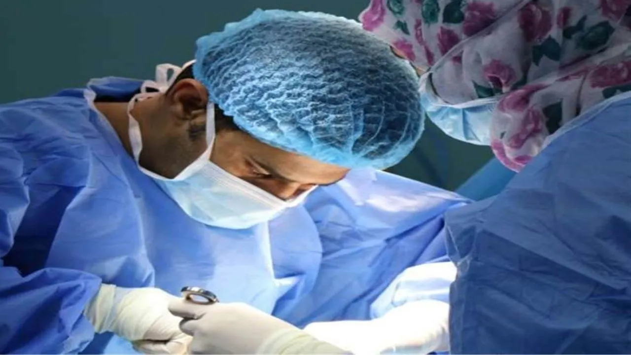 Kanpur: डॉक्टर बने भगवान! प्लास्टिक सर्जरी करके बनाया शरीर में मल द्वार, बचाई युवक की जान