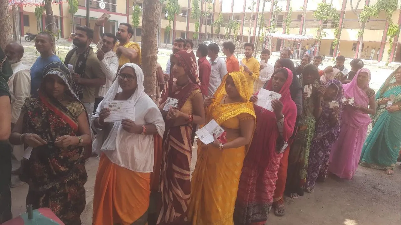 Lok Sabha Election 2024: फतेहपुर में पांचवें चरण का मतदान: भीषण गर्मी में भी मतदाताओं की दिखी लंबी-लंबी लाइनें