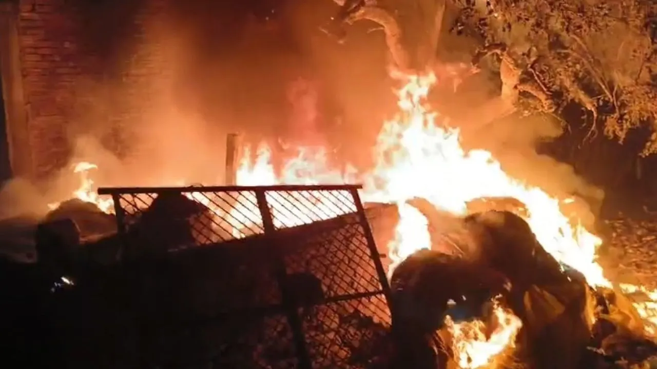 Fatehpur: कपड़े के गोदाम में लगी भीषण आग; लाखों का नुकसान, दमकल कर्मियों ने कड़ी मशक्कत के बाद पाया काबू