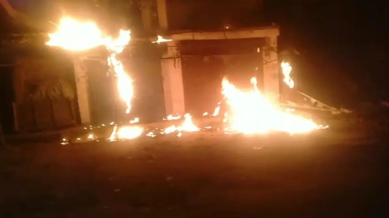Fatehpur: विद्युत विभाग की लापरवाही...खामियाजा भुगत रही आम जनता, बिजली के जर्जर तारों से निकली चिंगारी, दुकान जलकर राख