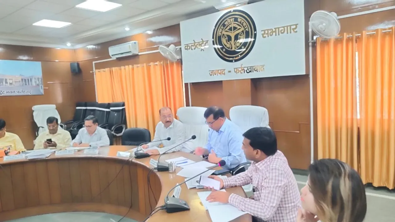 Farrukhabad: डीएम ने अधिकारियों के साथ की बैठक, दिए आवश्यक निर्देश, बोले- सभी बूथों पर ओआरएस का घोल व मेडिकल किट उपलब्ध रहे