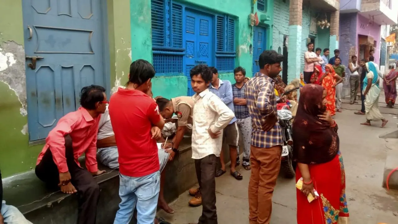 Farrukhabad: पत्नी से विवाद के चलते ई-रिक्शा चालक ने लगाई फांसी; पुलिस ने शव पोस्टमार्टम को भेजा