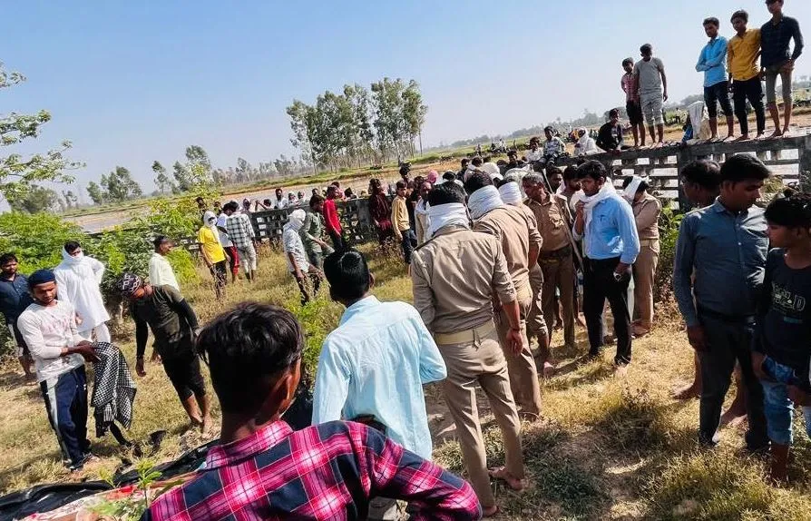पीलीभीत: सिपाही समेत चार पर किशोरी की हत्या की रिपोर्ट, दफनाए गए शव को बाहर निकलवाकर पुलिस ने पोस्टमार्टम को भेजा...जांच शुरू