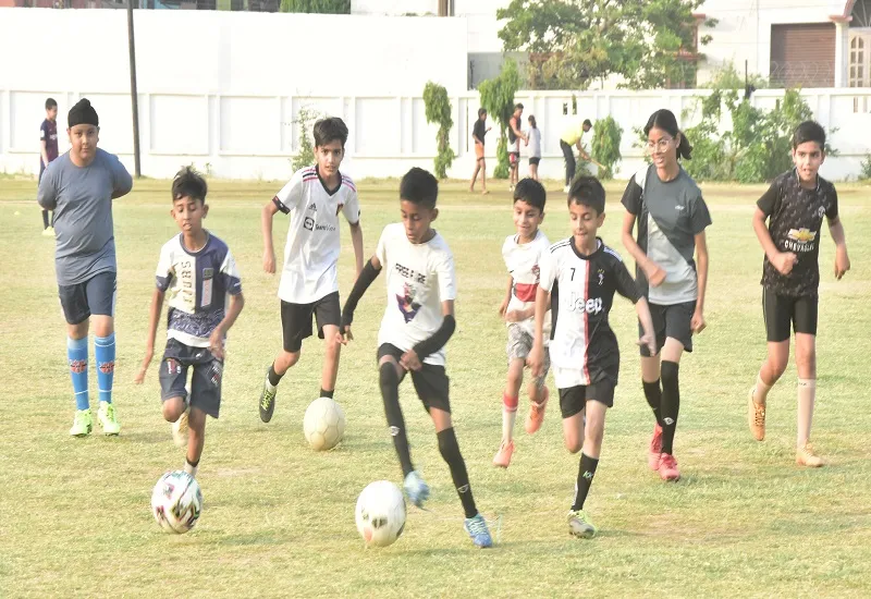 मुरादाबाद : भविष्य निखारने को स्टेडियम में पसीना बहा रहे फुटबाल खिलाड़ी