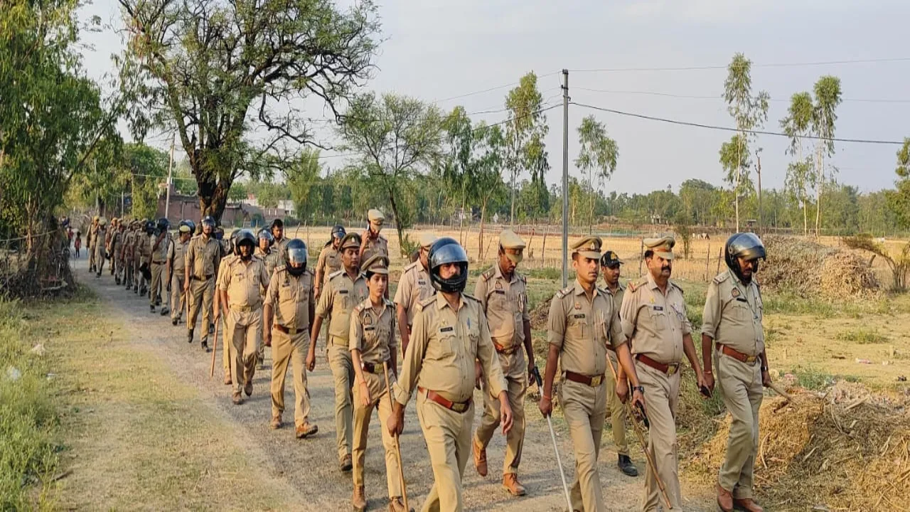 बहराइच : पुलिस, पीएसी और एसएसबी के जवानों ने किया एरिया डोमिनेशन 