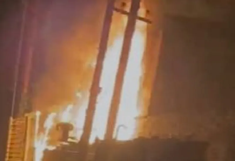 रामपुर : बंगला आजाद खां पर रखे ट्रांसफार्मर में लगी आग, मची भगदड़