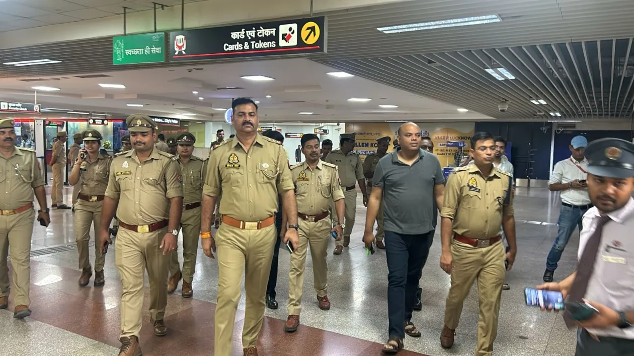 हैल्लो.... आधे घंटे में मेट्रो स्टेशन कुछ बड़ा होने वाला है
