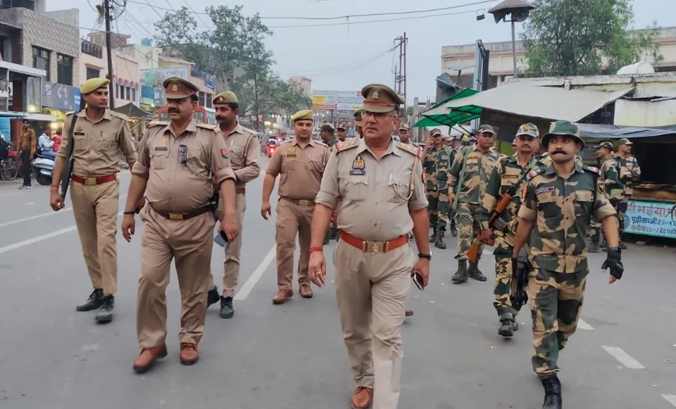 कासगंज: लोकसभा चुनाव को लेकर बढ़ गई पुलिस की सक्रियता, जिले के सभी थाना क्षेत्रों में अर्द्धसैनिक और पुलिस बल ने किया पैदल मार्च