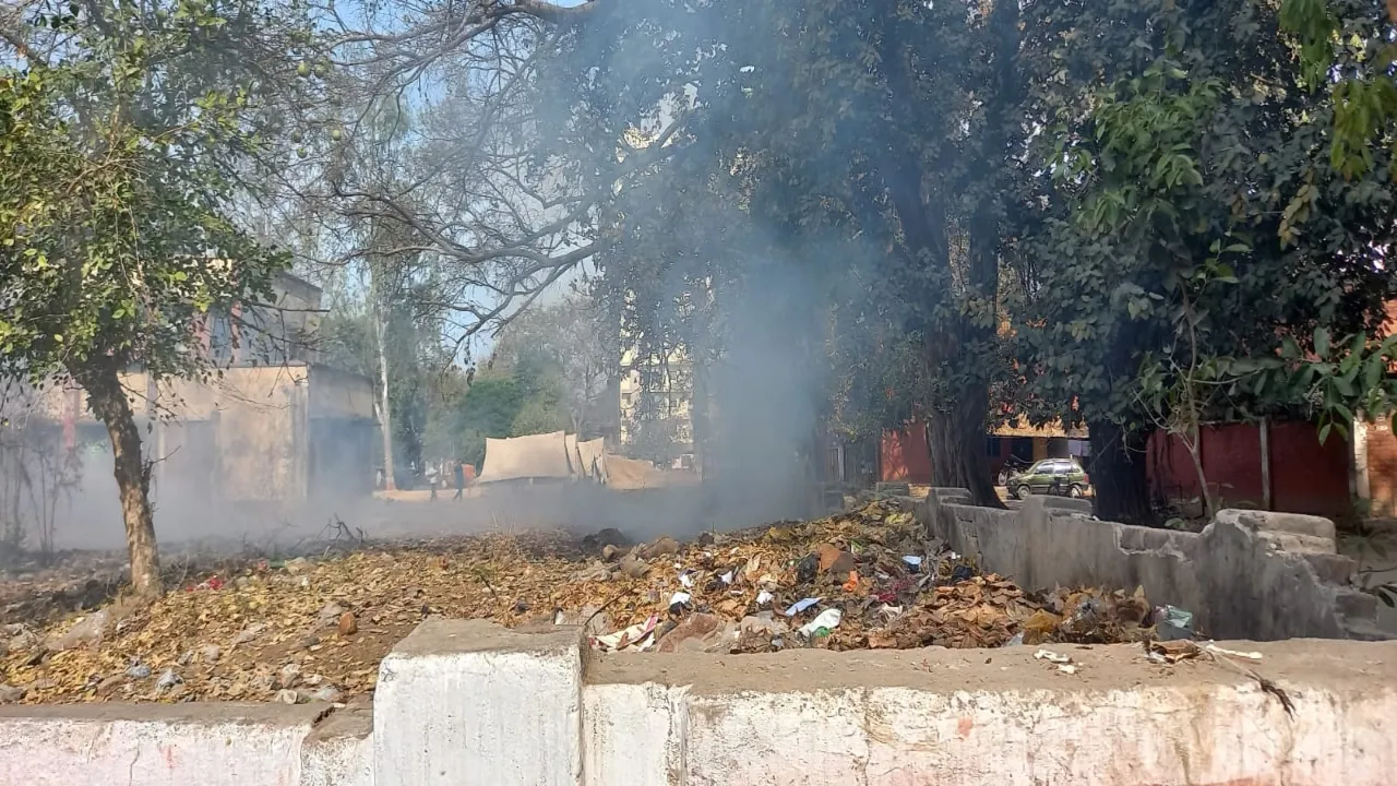 प्रयागराज : मतदान केन्द्र सरकारी दफ्तर पर पीएसी नैनी का अवैध कब्जा