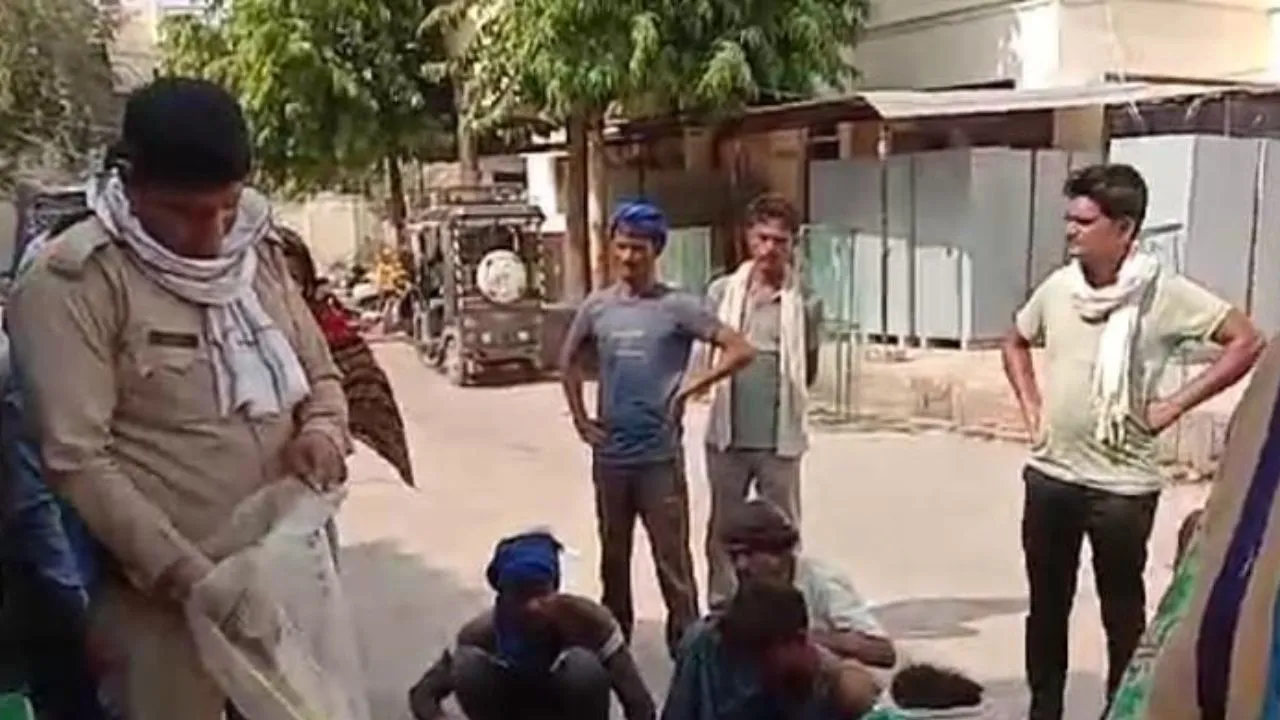 Banda: मकान में लगी आग, बुझाते समय पड़ोसी महिला के ऊपर गिरी कच्ची दीवार, दबकर मौत
