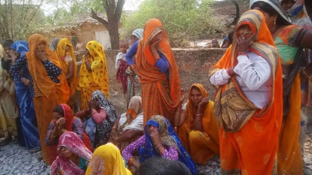 Banda: मार्ग चौड़ीकरण के लिए मिट्टी खुदाई से बने पानी भरे गड्ढे में डूबकर किशोर की मौत, आक्रोशित ग्रामीणों ने लगाया जाम