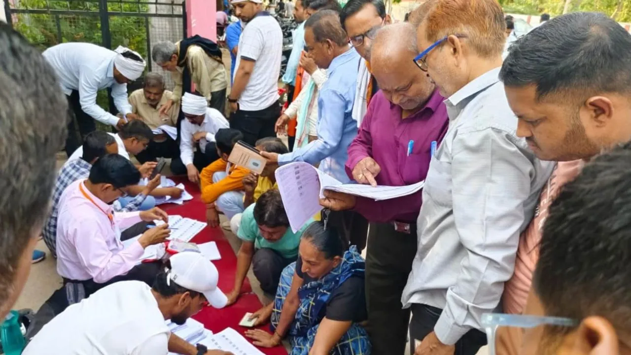 Lok Sabha Chunav 2024: BLO की लापरवही से कई लोग लोकतंत्र के उत्सव में नहीं हो सके शामिल...निराश होकर लौटे घर