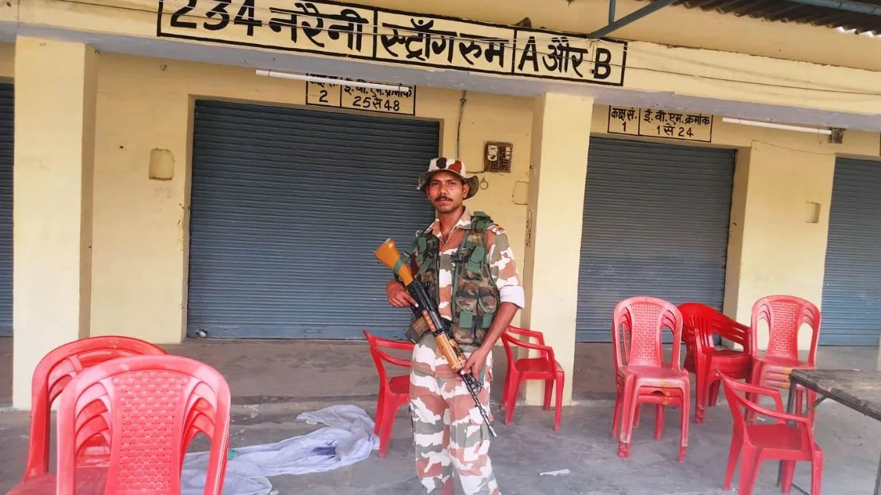 Banda: तीसरी आंख की निगरानी में बंद हुई दर्जनभर प्रत्याशियों की किस्मत, स्ट्रांग रूम के पास परिंदा भी नहीं मार सकता पर