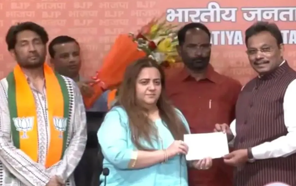 कांग्रेस की पूर्व नेता राधिका खेड़ा और अभिनेता शेखर सुमन बीजेपी में शामिल