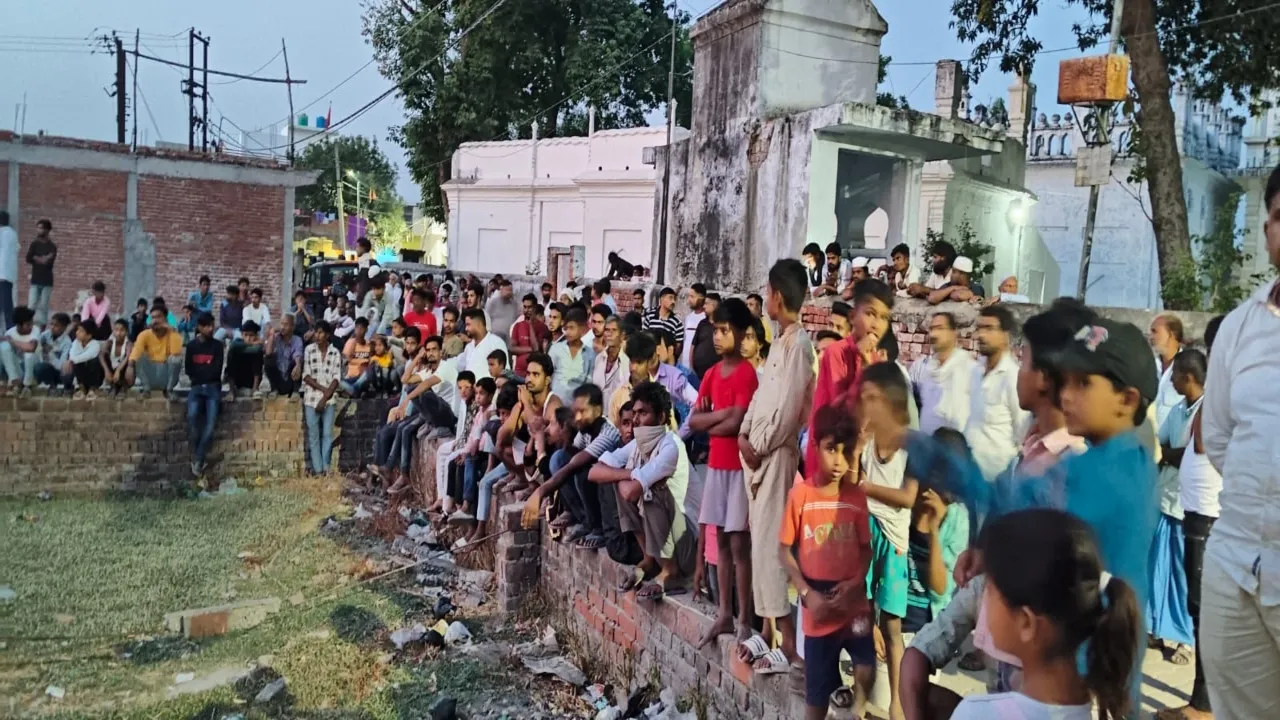 बाराबंकी : बंद मकान से उमड़ रही थी तेज दुर्गंध, पुलिस ने दरवाजा तोड़ा तो सभी रह गए दंग