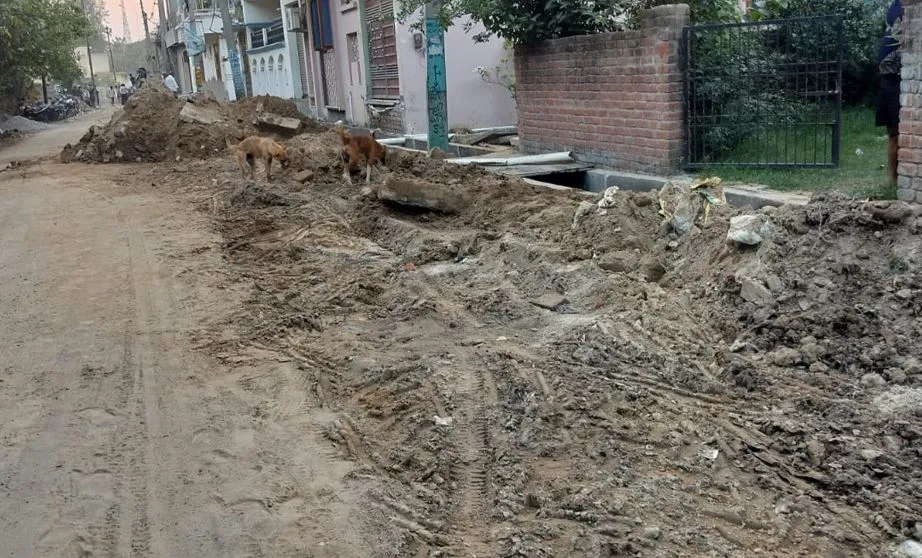 पीलीभीत: अयोध्यापुरम के वाशिंदे बोले, न ही सीमेंट-बालू का अनुपात और न लेबल ठीक....सरिया भी मानकविहीन