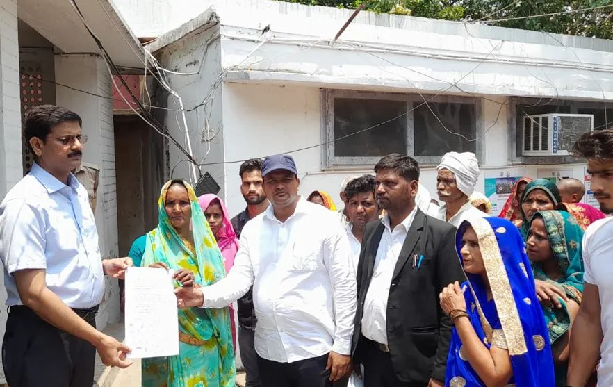 Bareilly News: स्कूल-मंदिर के नजदीक खोल दी शराब की दुकान, गुस्साई महिलाएं पहुंचीं कलेक्ट्रेट 