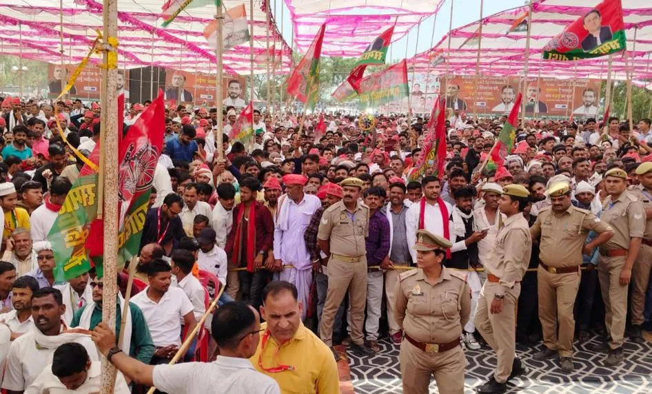 बदायूं: अखिलेश की जनसभा में टूटा दूसरा मंच, 15 घायल