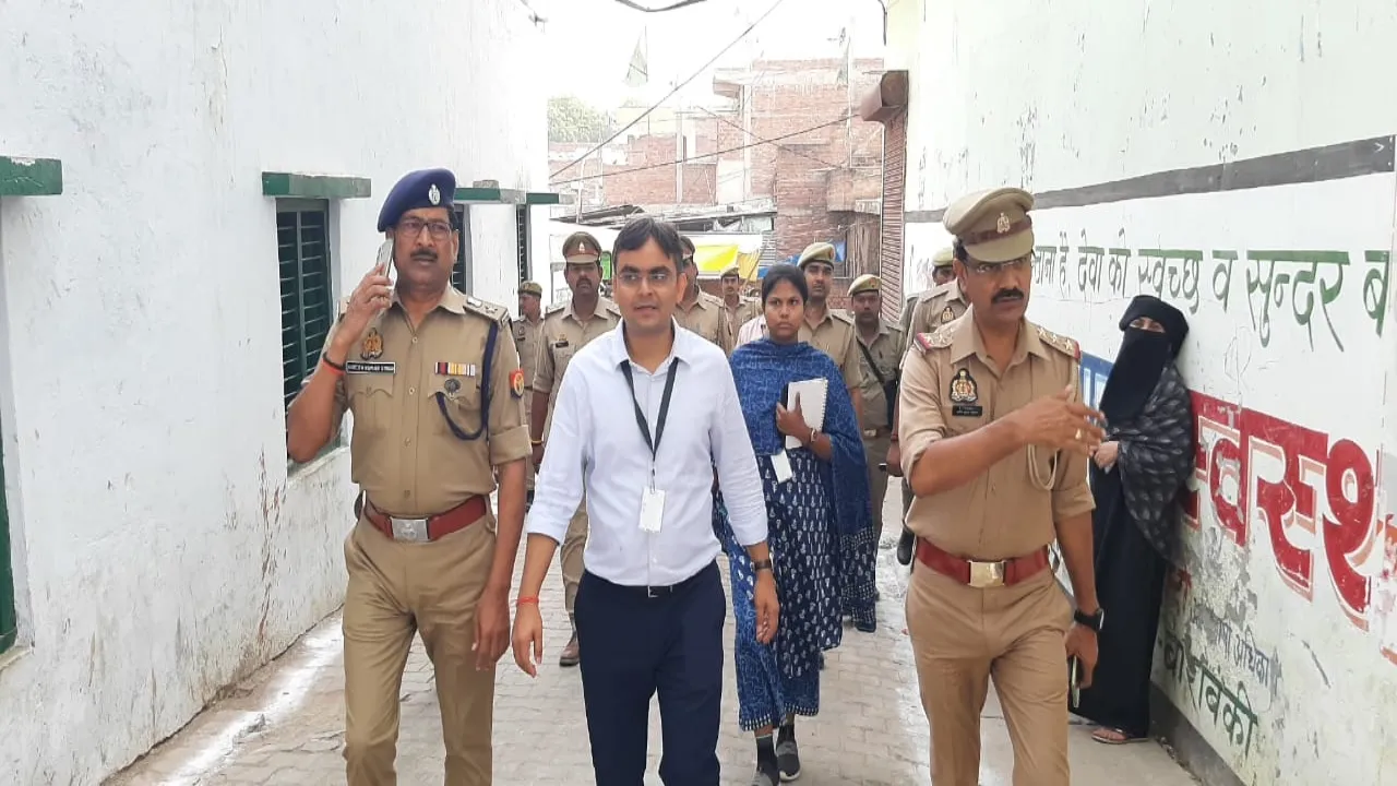 बाराबंकी :  कड़ी सुरक्षा के बीच हुआ मतदान, चेकिंग के बाद गए वोटर