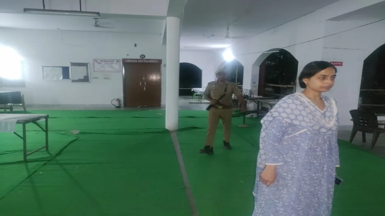 श्रावस्ती : जिला निर्वाचन अधिकारी ने स्ट्रांगरूम का किया निरीक्षण