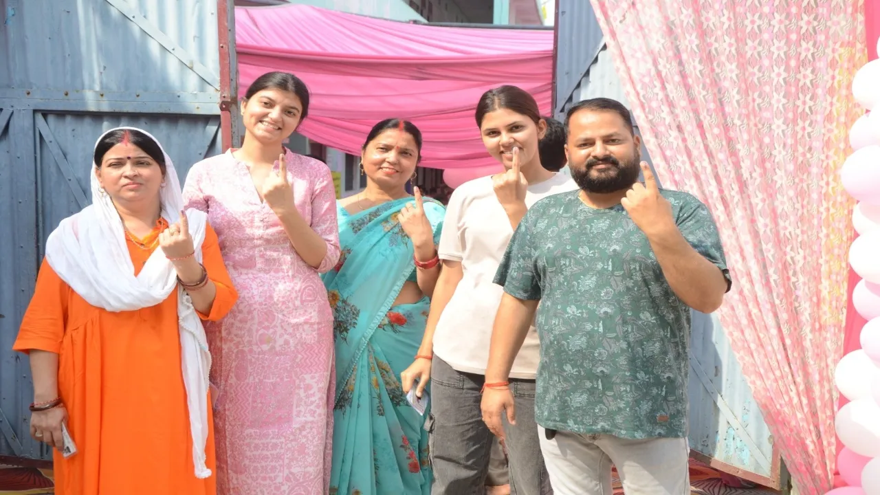 बाराबंकी : युवाओं में वोटिंग का दिखा जुनून, सहारा लेकर बूथ पर पहुंचे बुजुर्ग
