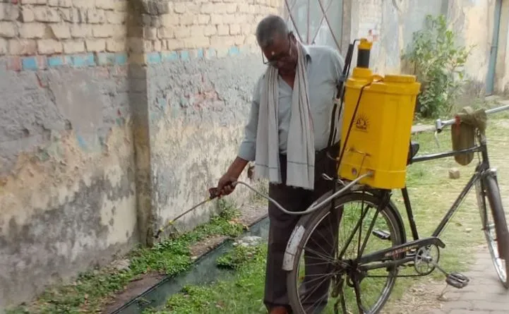बदायूं: प्रशासन की सख्ती के बाद जागा मलेरिया विभाग, शुरू किया छिड़काव